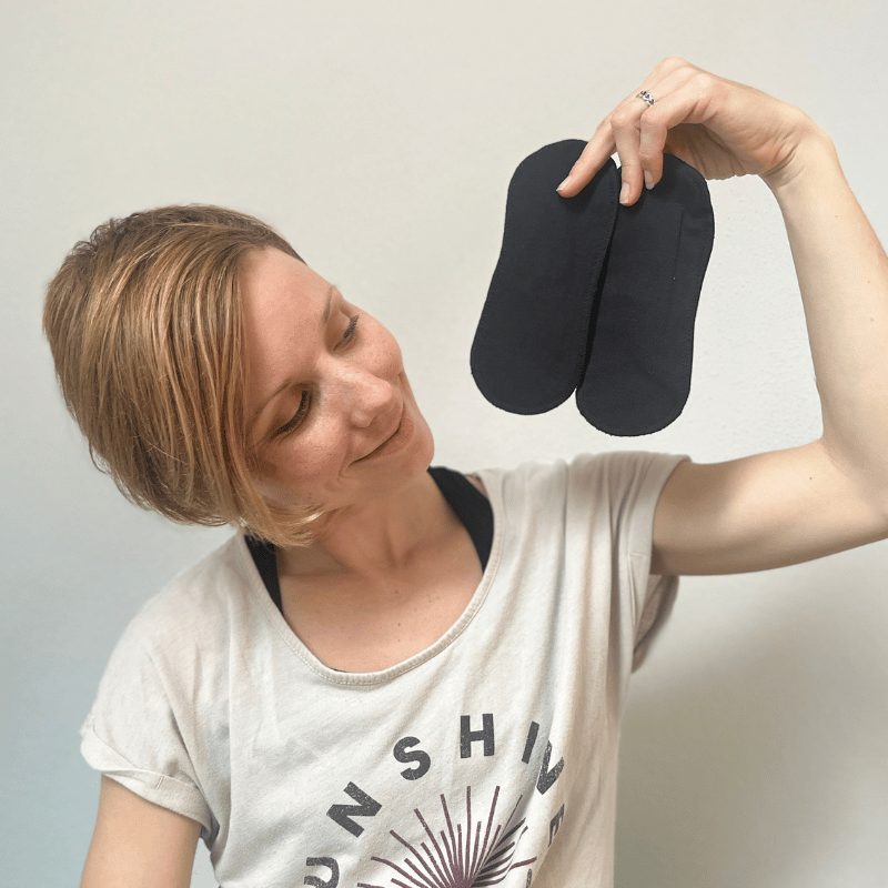 Organic Cotton Reusable Panty Liners with Wings 7-Pack (normal discharge) - Solid Black (black wings)